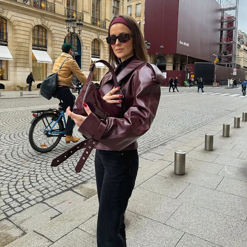 Veste courte en cuir verni bordeaux de luxe