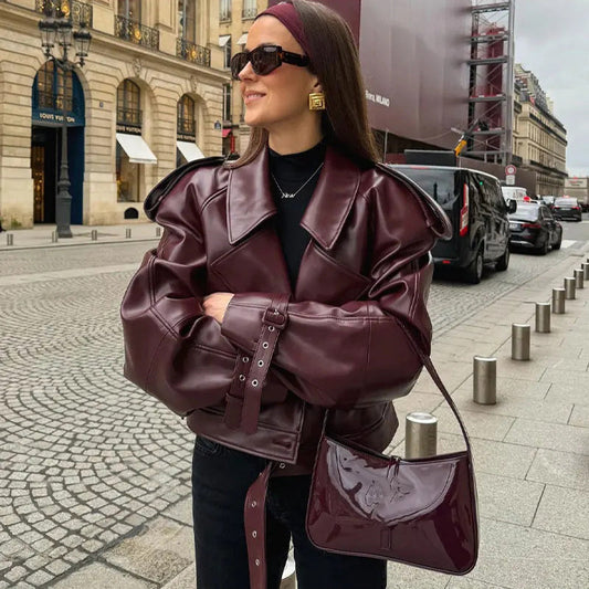 Veste courte en cuir verni bordeaux de luxe