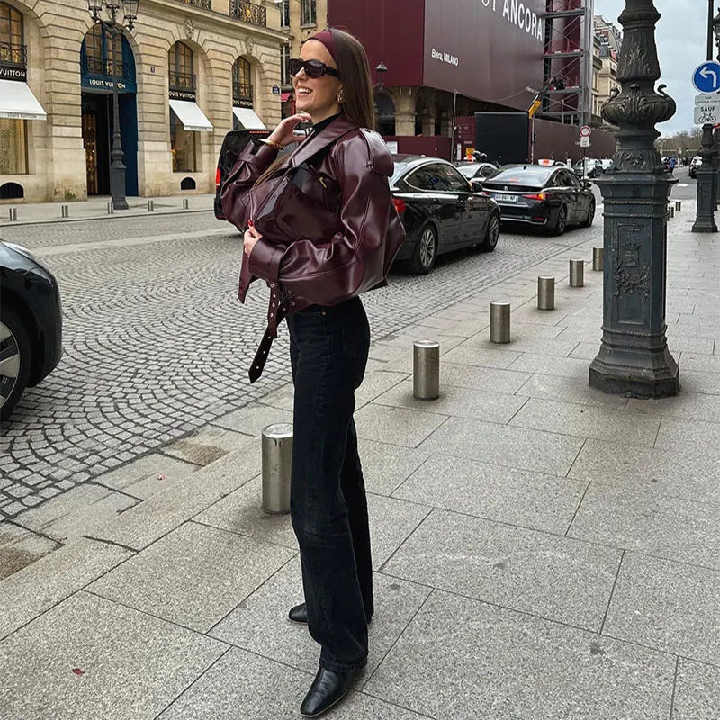 Veste courte en cuir verni bordeaux de luxe