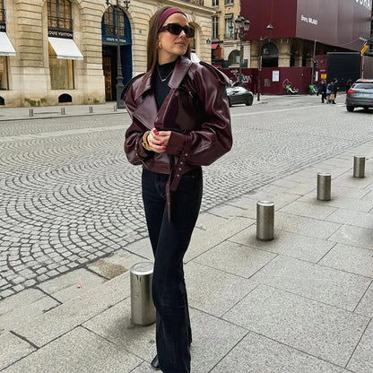 Veste courte en cuir verni bordeaux de luxe